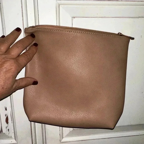 NWOT Beige Faux Leather Handbag with Suede Interior and removable pouch - Picture 2 of 4